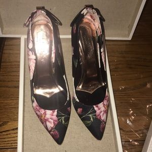 NWOT Ted baker heels. Ribbon rose gold detail